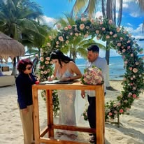 Ceremonia en jardín con iluminación cálida