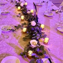 Pareja en ceremonia frente al mar