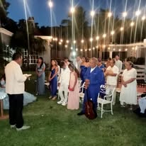 Novios celebrando con invitados en la playa