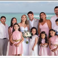 Centro de mesa floral en montaje para evento