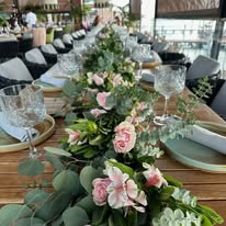 Gran grupo celebrando boda en la playa